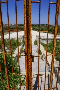 Syracuse, Sicilya, İtalya Capo Murro di Porco Feneri, Aktif bir deniz feneri İyon Denizi'nde Sicilya'nın güney doğu ucunda Maddalena Yarımadası'nın sonunda bulunan paslı kapılar.