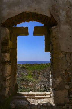 Syracuse, Sicilya, İtalya Capo Murro di Porco Deniz Feneri'ndeki Abannoed binaları, İyon Denizi'ndeki Sicilya'nın güney doğu ucunda, Maddalena Yarımadası'nın sonunda yer alan aktif bir deniz feneridir..