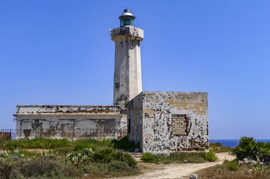 Syracuse, Sicilya, İtalya Capo Murro di Porco Deniz Feneri'ndeki abanndoned binalar, İyon Denizi'ndeki Sicilya'nın güney doğu ucunda, Maddalena Yarımadası'nın sonunda yer alan aktif bir deniz feneridir..
