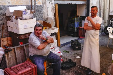 Syracuse, Sicilya, İtalya Erkekler Ortygia adasında balık pazarında bir mola.