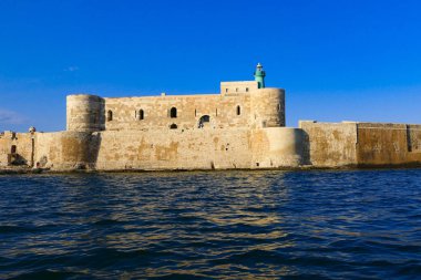 Syracuse, Sicilya, İtalya Castello Maniace Syracuse, Sicilya, güney İtalya'da bir kale ve kaledir. 1232 ve 1240 yılları arasında İmparator Frederick Ii tarafından inşa edildiği Ortygia adası promontory uzak noktasında yer almaktadır