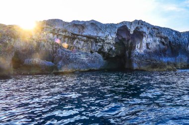 Syracuse, Sicilya, İtalya Syracuse kıyısında büyük deniz mağaraları.