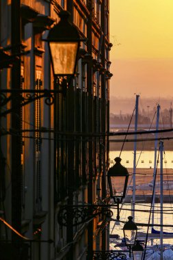 Syracuse, Sicilya, İtalya Batan güneşin küçük bir klasik yan sokak