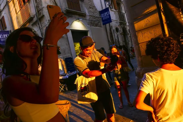 Syracuse Sicily Italy Tourists Takeing Selfies Setting Sun Back Street — Stock Photo, Image