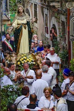 Syracuse, Sicilya, İtalya Bir Madonna heykeli Ferragosto Ortygia adasının bir arka sokakta taşınır, (Varsayım Günü) o