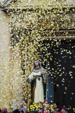 Syracuse, Sicilya, İtalya Bir Madonna heykeli Ferragosto Ortygia adasının bir arka sokakta taşınır, (Varsayım Günü) o