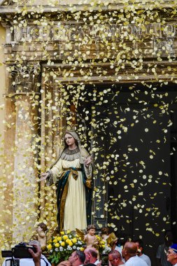 Syracuse, Sicilya, İtalya Bir Madonna heykeli Ferragosto Ortygia adasının bir arka sokakta taşınır, (Varsayım Günü) o