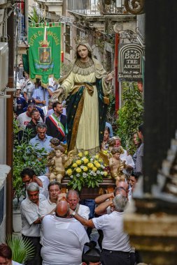 Syracuse, Sicilya, İtalya Bir Madonna heykeli Ferragosto Ortygia adasının bir arka sokakta taşınır, (Varsayım Günü) o