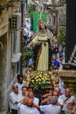 Syracuse, Sicilya, İtalya Bir Madonna heykeli Ferragosto Ortygia adasının bir arka sokakta taşınır, (Varsayım Günü) o