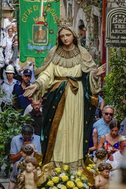 Syracuse, Sicilya, İtalya Bir Madonna heykeli Ferragosto Ortygia adasının bir arka sokakta taşınır, (Varsayım Günü) o