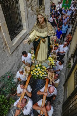 Syracuse, Sicilya, İtalya Bir Madonna heykeli Ferragosto Ortygia adasının bir arka sokakta taşınır, (Varsayım Günü) o