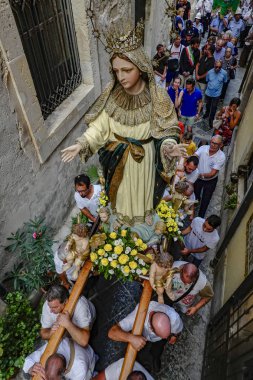 Syracuse, Sicilya, İtalya Bir Madonna heykeli Ferragosto Ortygia adasının bir arka sokakta taşınır, (Varsayım Günü) o