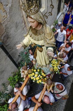 Syracuse, Sicilya, İtalya Bir Madonna heykeli Ferragosto Ortygia adasının bir arka sokakta taşınır, (Varsayım Günü) o