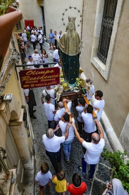 Syracuse, Sicilya, İtalya Bir Madonna heykeli Ferragosto Ortygia adasının bir arka sokakta taşınır, (Varsayım Günü) o
