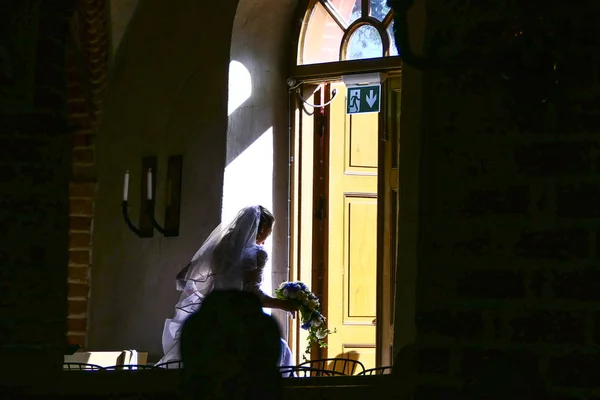 Estocolmo Suecia Una Novia Escapa Puerta Lateral Iglesia Del Castillo — Foto de Stock