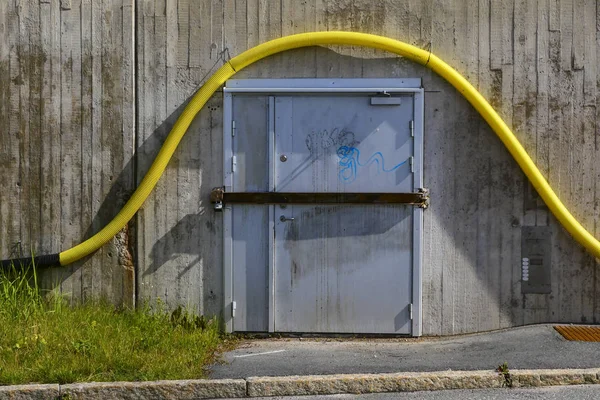 Stoccolma Svezia Dettaglio Urbano Astratto Una Porta Manutenzione Tubo Plastica — Foto Stock