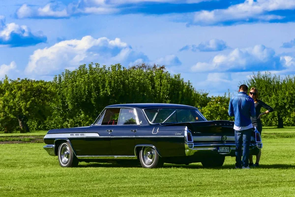 Стокгольм Швеція Пара Стенд Наступний Старий Buick Траві Під Час — стокове фото