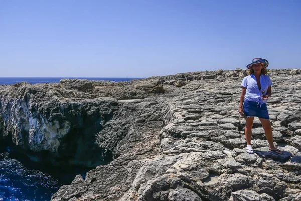 シラキュース シチリア イタリア イオン海のシチリア島南東端のマッダレーナ半島の端にあるカポムロ ポルコ灯台の観光客 — ストック写真
