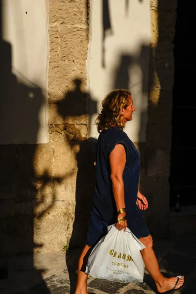 Siracusa Sicília Itália Pedestres Caminham Sombra Uma Lâmpada Rua Final — Fotografia de Stock