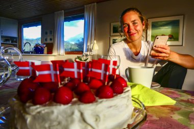Hirtshals, Danimarka Danimarka Danimarka bayraklı bir doğum günü pastası.