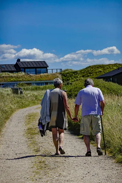 Hirtshals Danmark Ett Senior Par Håller Händerna Landsväg Genom Sanddynerna — Stockfoto
