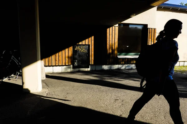 ストックホルム アルスタ郊外のスウェーデンのペデトリアンは 強い夏の影の中を歩きます — ストック写真
