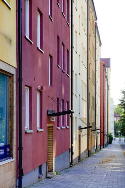 Stockholm, İsveç Arsta banliyösünde Arstavagen bir kaldırım ve klasik apartman.
