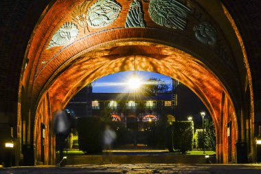 Stockholm, İsveç Kraliyet Teknoloji Enstitüsü'ndeki giriş kemeri veya Kth