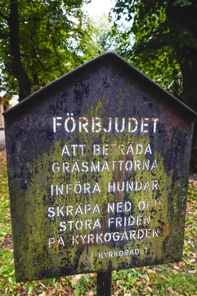 Estocolmo Suecia Una Señal Prohibida Caminar Sobre Hierba Perros Dejar — Foto de Stock