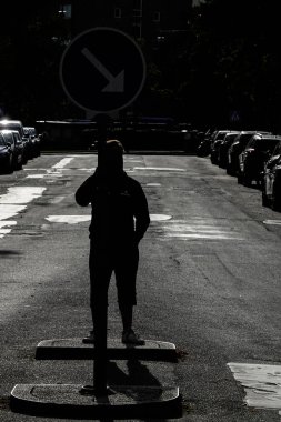 Stockholm, İsveç Sodermalm üzerinde Blekingegatan üzerinde güçlü gölge bir adam tek başına duruyor.