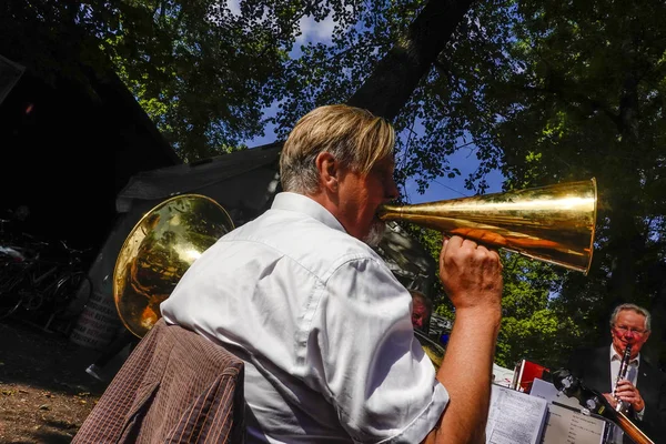 Stoccolma Svezia Suonatore Tuba Usa Corno Ottone Come Microfono Cantare — Foto Stock