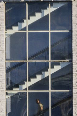 Stockholm, İsveç Marievik bir ofis binası merdiven İnsanlar.