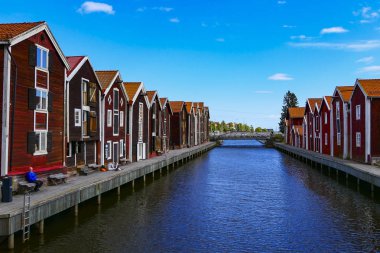 Hudiksvall, İsveç Sundskanalen veya Sund Kanalı'ndaki eski balıkçı kayıkhaneleri arasında oturan lar, moljen olarak da bilinirler..