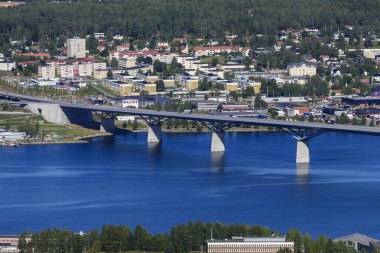 Sundsvall, İsveç, yerel bir dağın tepesinden şehir manzarası.