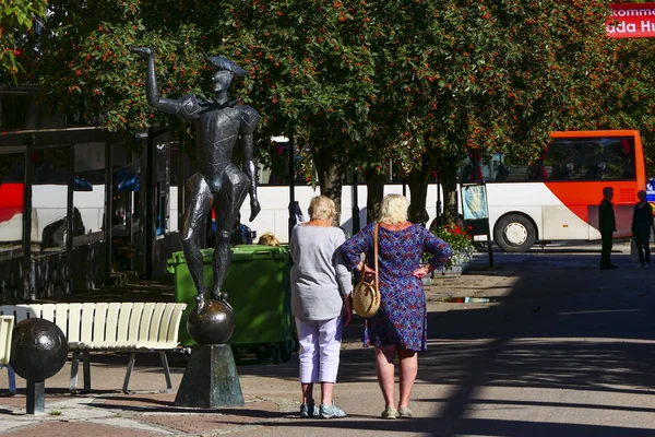 Hudiksvall Svezia Due Donne Chat Accanto Una Statua Chiamata Harlequin — Foto Stock