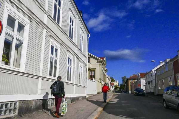 瑞典胡迪克斯瓦尔 在老城区散步的行人 — 图库照片