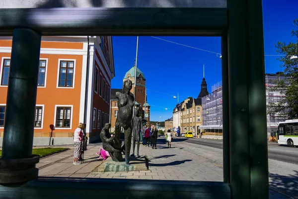 ハルノサンド スウェーデン 公共バス停で待っている人々とオラフ ヘルストロームによる知識のための彫刻フォーム — ストック写真