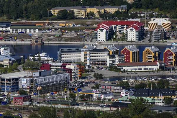 Sundsvall, İsveç, yerel bir dağın tepesinden şehir manzarası.