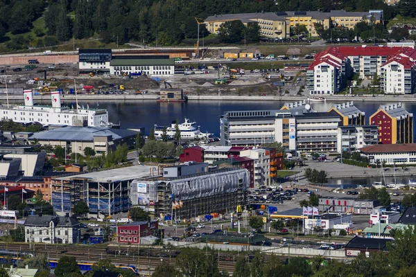 Sundsvall, İsveç, yerel bir dağın tepesinden şehir manzarası.