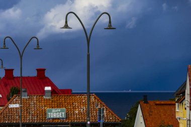 Visby, Gotland, İsveç Yaklaşan bir fırtına ile Baltık Denizi bir görünüm.