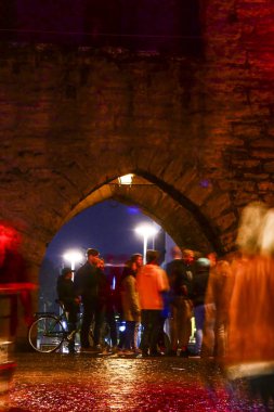 Visby, Gotland, İsveç Gençler ortaçağ Old Town kapısında asılı