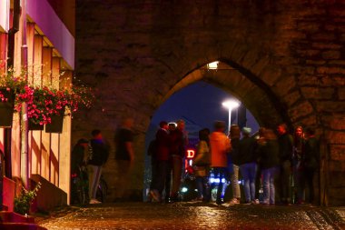 Visby, Gotland, İsveç Gençler ortaçağ Old Town kapısında asılı