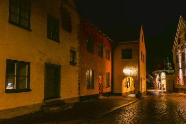 Visby, Gotland, İsveç Ortaçağ eski şehrinkaranlık ve gizemli sokakları.