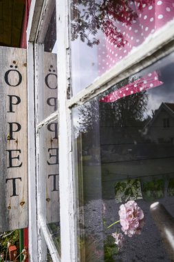 Visby, Gotland, İsveç Yerel ürünler satan bir çiftlik mağazasında açık bir tabela.