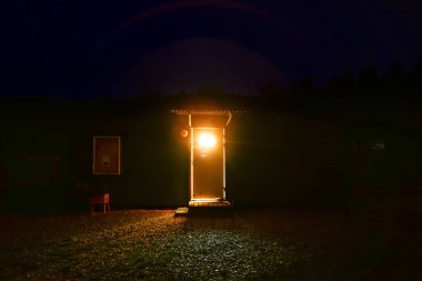 Visby, Gotland Karanlıkta tek bir kapı duruyor..