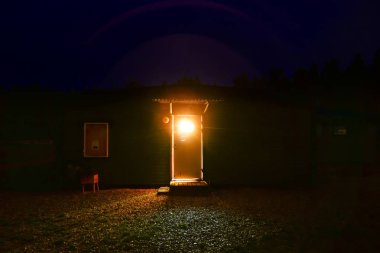 Visby, Gotland Karanlıkta tek bir kapı duruyor..