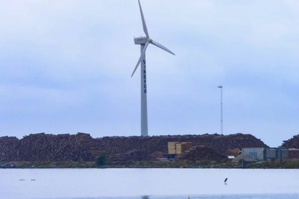 Klintehamn Gotland Suécia Uma Turbina Eólica Está Acima Uma Pilha — Fotografia de Stock