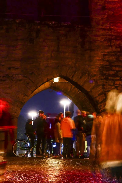 Visby, Gotland, İsveç Gençler ortaçağ Old Town kapısında asılı