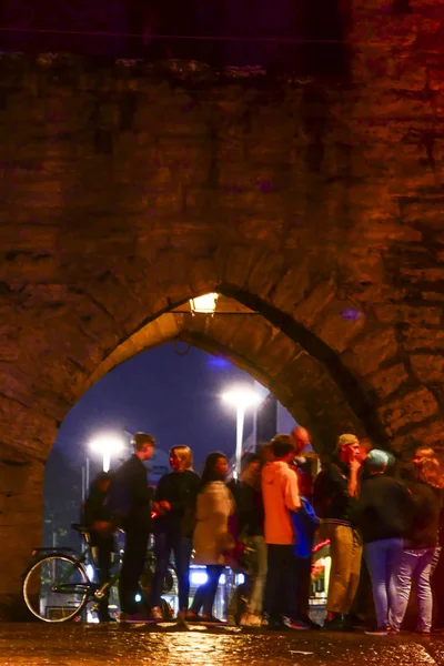 Visby, Gotland, İsveç Gençler ortaçağ Old Town kapısında asılı