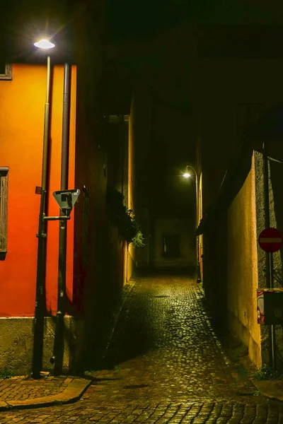 ヴィスビー ゴットランド スウェーデン 中世の旧市街の暗く神秘的な通り — ストック写真